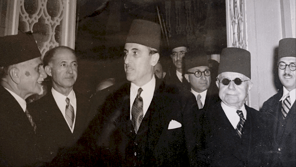 شاهد| تداول صورة نادرة لرئيس سوري وهو يقبل أنف ملك سعودي في مصر