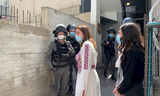 القدس: الاحتلال يعتقل سيدتين ويقمع فعالية لمناسبة يوم المرأة (فيديو)