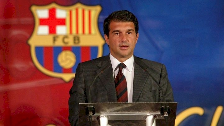 فيديو| رئيس برشلونة الجديد يضع يده على منطقة حساسة لفتاة ويثير جدلاً!