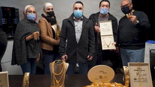ليس عملا خيريا.. رجل أعمال أردني يكشف سر مكافآت الذهب لموظفيه (فيديو)