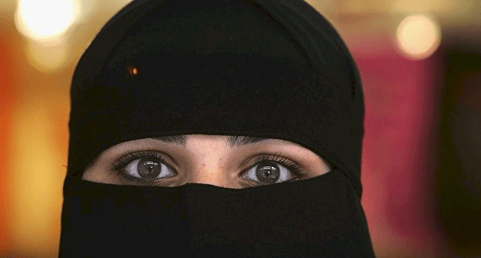لحظات مؤثرة.. مواطنة سعودية تستعيد بصرها بعد 5 أعوام (فيديو)
