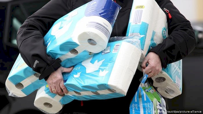 هونغ كونغ.. السجن 3 سنوات لثلاثة رجال سرقوا أوراق مراحيض