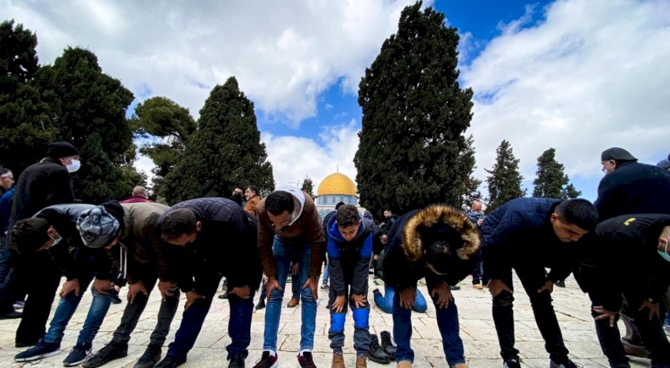 الالاف يؤدون صلاة الجمعة في المسجد الأقصى