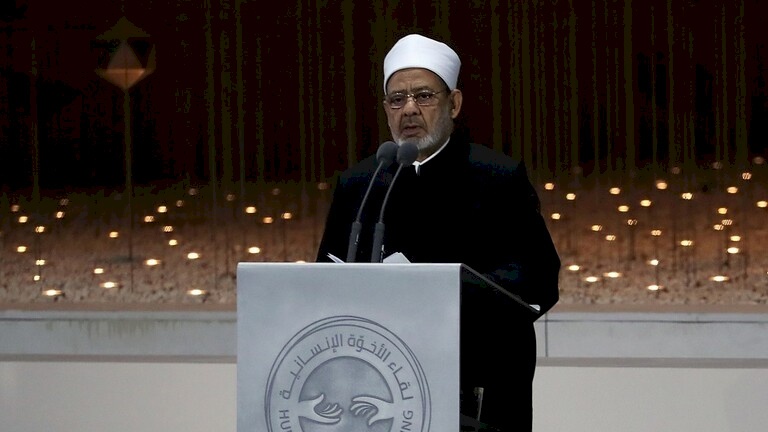 شاهد| شيخ الأزهر يلبي رغبة الطفلة الفلسطينية النابغة 