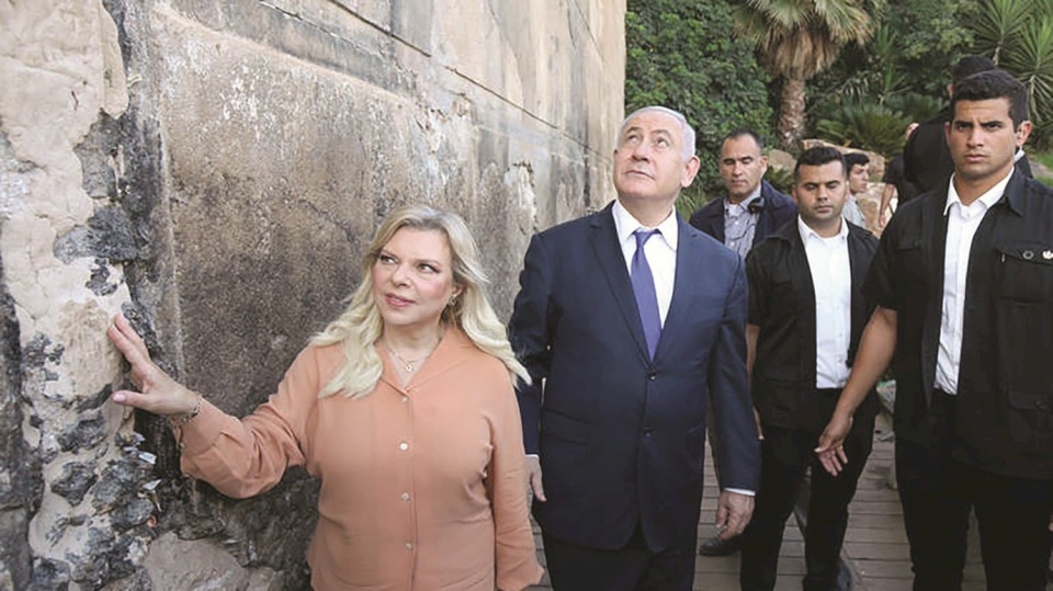 نتنياهو يقتحم قرية سوسيا الأثرية جنوب الخليل 