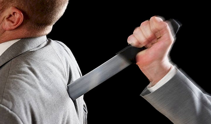 جريمة مروعة ..شاب يطعن والده 20 مرة في البطن والذراعين والساقين والظهر !!