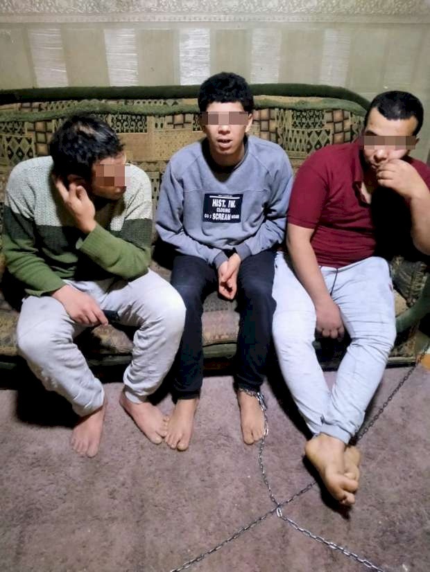 في مصر- أي يقيد أبناءه بالسلاسل.. "حد يساعدني وينقذهم"!