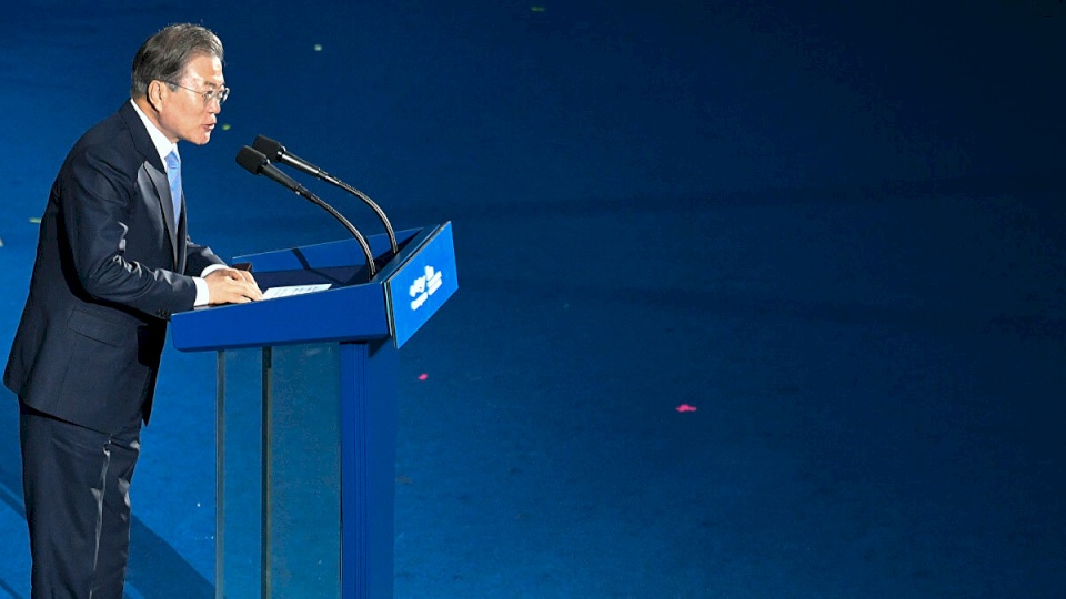 رئيس يعتذر للشعب بسبب أخلاق موظفي الحكومة