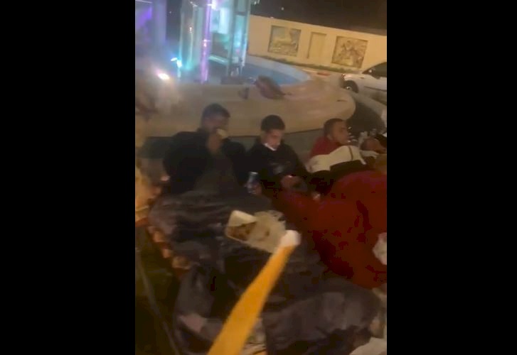 فيديو| محررون ينامون في العراء أمام مكتب رئيس الوزراء