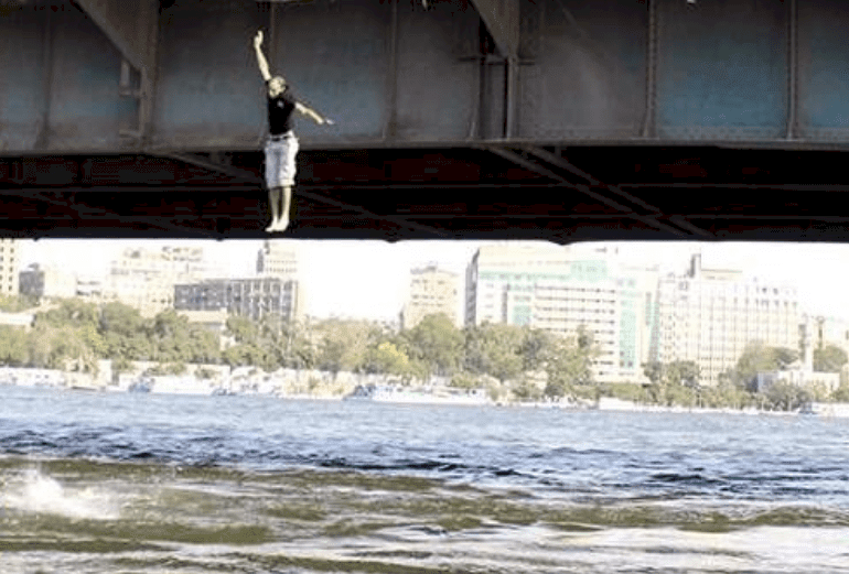 مصري يوجه رسالة أخيرة لزوجته قبل انتحاره من أعلى جسر!