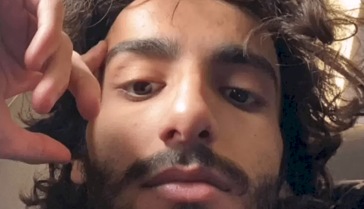 "شاهد".. ناشط سعودي يثير الجدل بما ارتداه أثناء حديثه عن الحجاب!