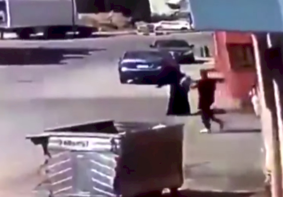 بالفيديو| لص يعتدي على امرأة ويسرقها في وضح النهار بالسعودية