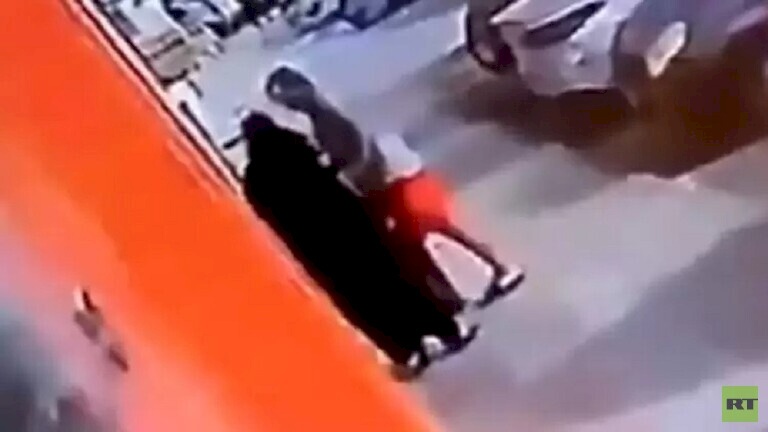 فيديو| في وضح النهار.. واقعة تحرش بامرأة في جدة تفجر غضبا في السعودية!