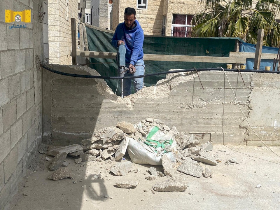 مقدسي يهدم منزله ذاتيا بضغط من الاحتلال