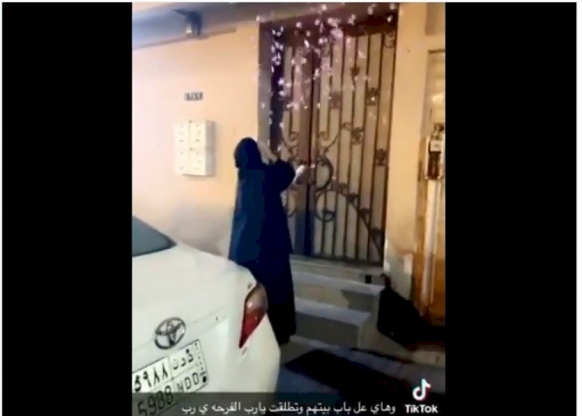 بالزينة والزغاريد... امرأة تحتفل بطلاقها أمام منزل زوجها السابق في السعودية (فيديو)