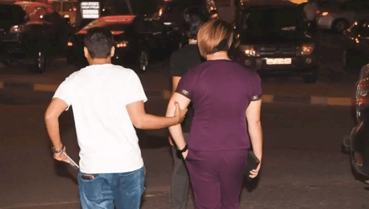القبض على شابين متشبهين بالنساء في الكويت.. والأمن يكشف عن مفاجأة ضبطت بحوزتهما!