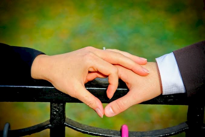 أقصر طريق إلى قلب المرأة.. دراسة تكشف "الوسيلة" التي يتجنبها كثيرون