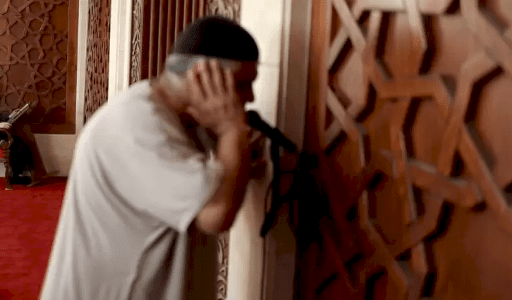 جريمة مرعبة في اليمن.. انزعج من صوت الأذان فقتل المؤذن بعد صلاة الفجر بهذه الطريقة!
