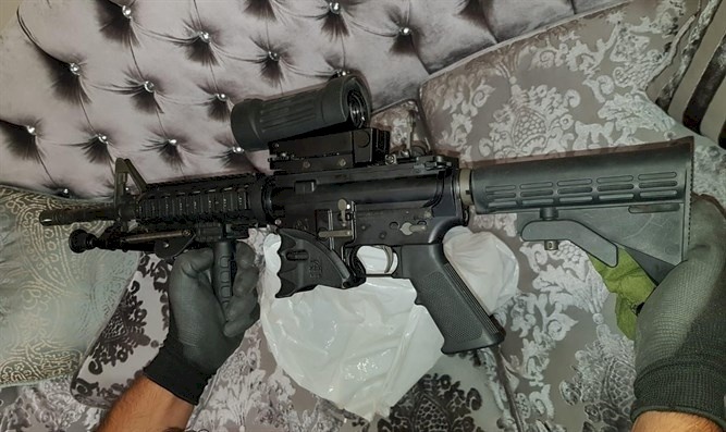 مجهول يقتحم قاعدة عسكرية إسرائيلية ويسرق سلاحاً