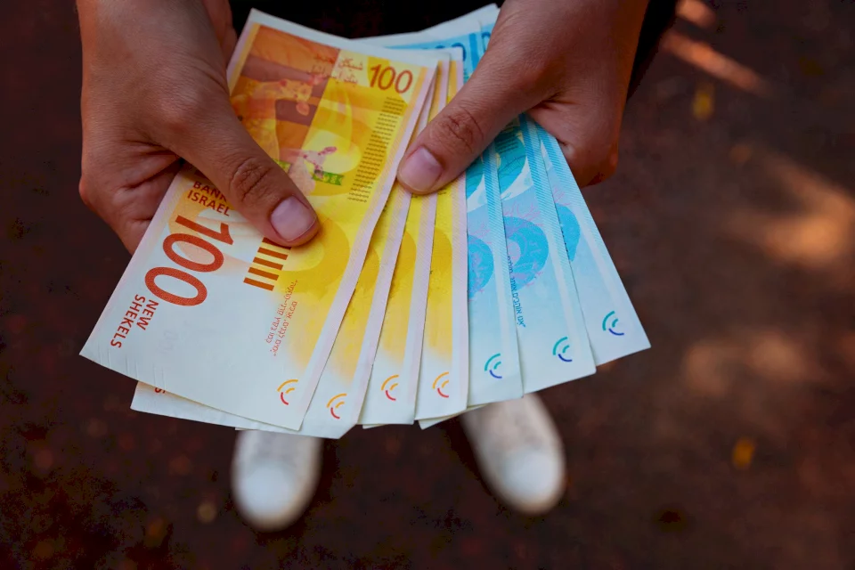 خاص- هل بإمكان الحكومة الفلسطينية صرف رواتب كاملة لموظفيها؟