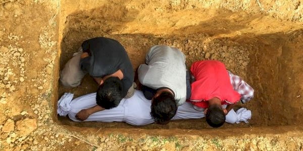 حكم وصية المتوفي بدفن مصحف معه في الكفن.. وهل يقي من عذاب القبر؟