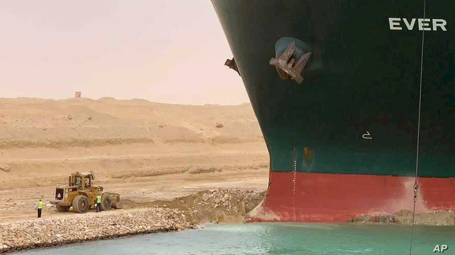 "كارثة" تنتظر السفينة المتسببة في حادث قناة السويس