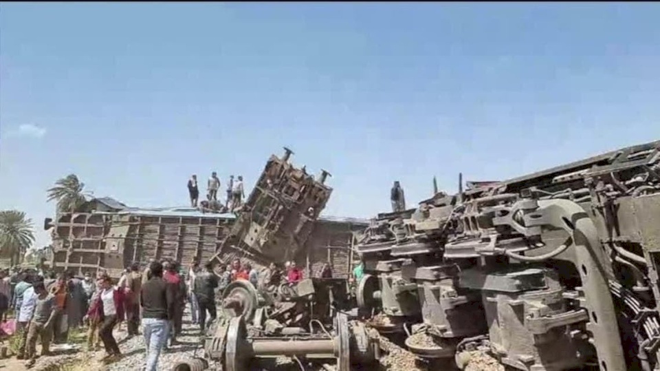 مجهولون أوقفوا القطار عمدا.. مصر تكشف سبب تصادم القطارين