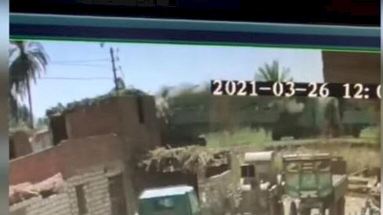 شاهد| فيديو يوثق لحظة اصطدام قوي لقطارين في صعيد مصر