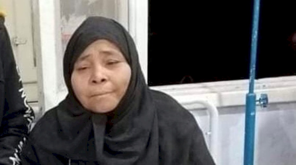فيديو| "طلعني يا ولدي".. صرخة مسنة طردها ابنها فكادت تلقى حتفها بحادث قطاري مصر