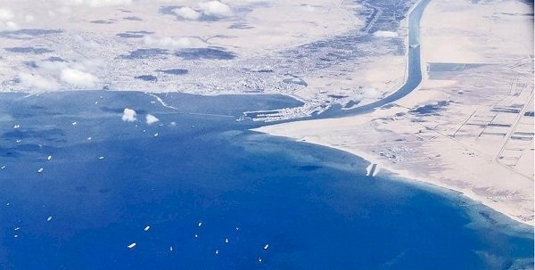 ليست الرياح.. سبب "مفاجئ" وراء جنوح سفينة قناة السويس