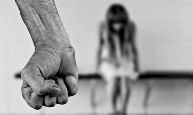 خدعها واغتصبها بمشاركة أصدقائه لساعات