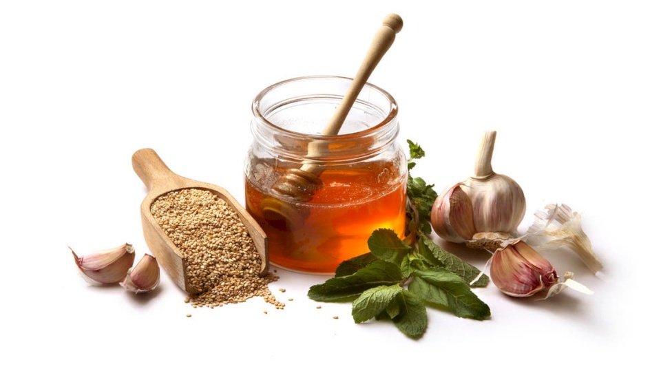 نعنع وثوم وعسل.. علاجات منزلية لا غنى عنها