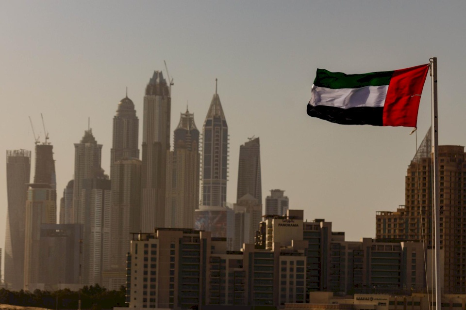 في الإمارات.. سيدة تتجرد من ملابسها أمام رجال الشرطة والمحكمة تجعلها عبرة