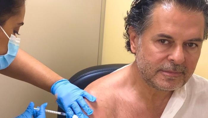 بعدما وصفه بـ "مؤامرة كونية".. راغب علامة يتلقى تطعيم كورونا (فيديو)