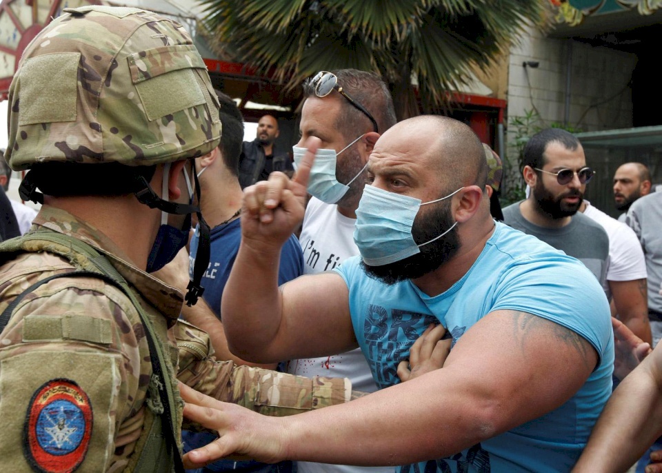 عسكري لبناني يقتل شخصين أثناء خروجهما من ملهى ليلي