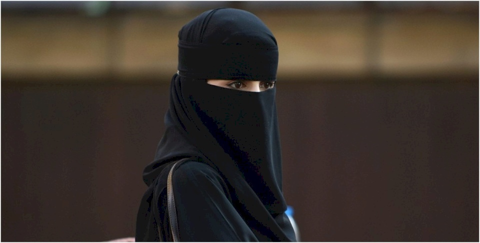 فيديو يثير الغضب لمنقبة ترقص داخل مركز تجاري في السعودية بشكل مستفز! (شاهد)