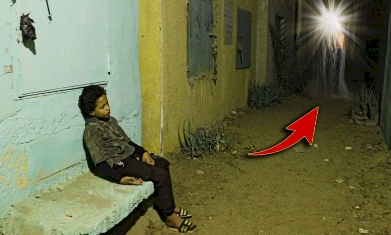 طفل ينام عند قبر أمه كل يوم.. لن تصدق ما حدث معه