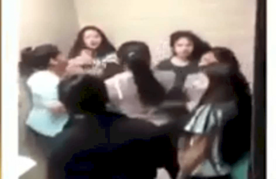 جيران يقتحمون منزل شابة اختلت بخطيبها داخل شقتها في مصر.. وهذا ما فعلوه!