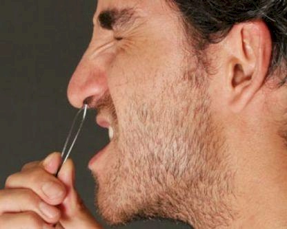 نتف شعر الأنف قد يسبب الموت.. إليك البدائل