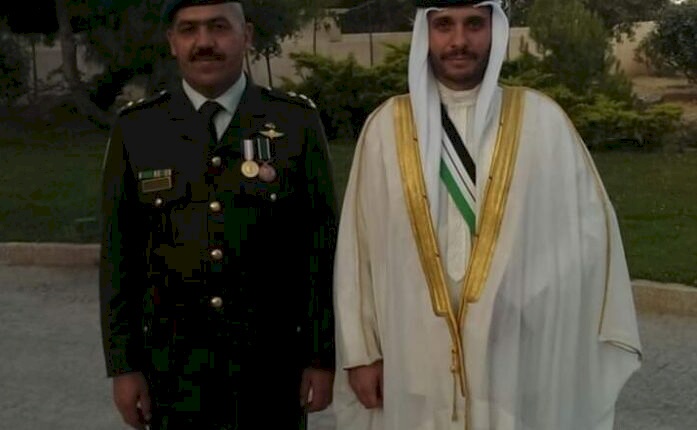 من هو العقيد المتقاعد الذي كان مرافقاً سابقاً للأمير حمزة واعتقله الأمن من الشارع رغم مرضه!
