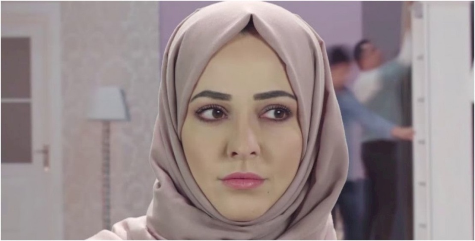 إعلامية سورية تخلع الحجاب وتتعرض لموجة غضب كبيرة (صور)