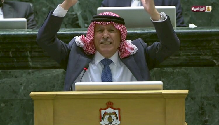شاهد ما حدث داخل البرلمان حين حاول نائب أردني الدفاع عن الأمير حمزة (فيديو)