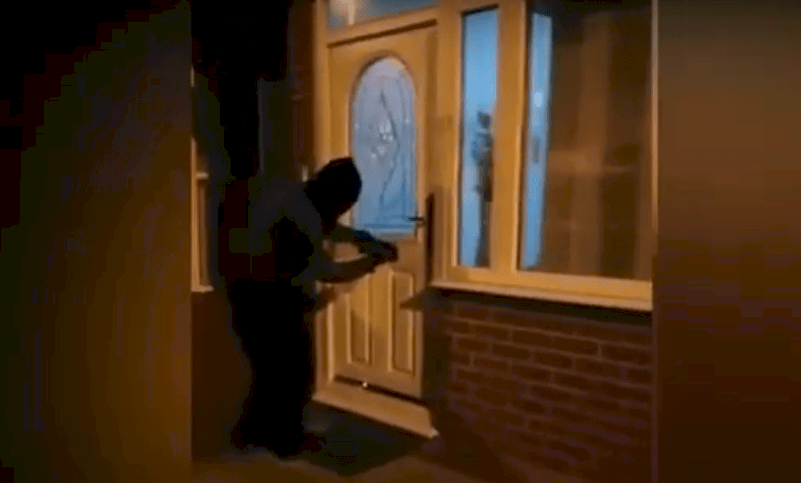 لص ملثم يعيد أموالا مسروقة بعد اكتشافه أنها تبرعات لأحد المساجد (فيديو)