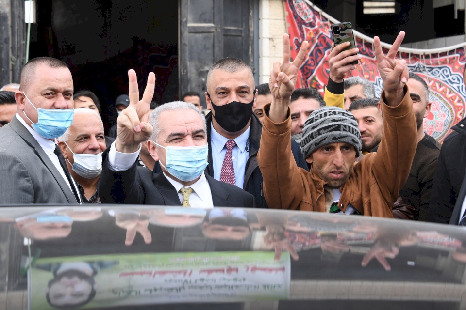 اشتية: سنعالج الأسير الشحاتيت وكل من يحتاج للعلاج من الأسرى