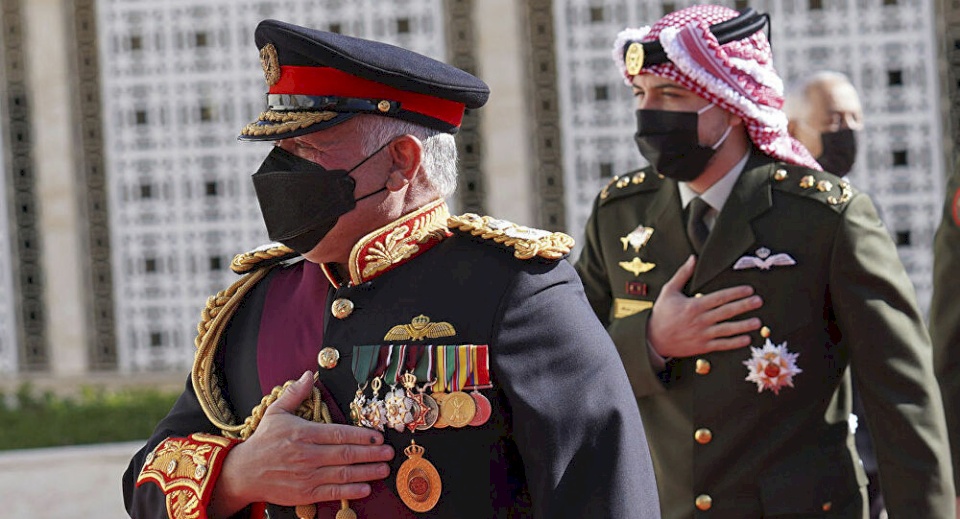مصادر تكشف سر الزي الذي ظهر به الملك الأردني وولي عهده