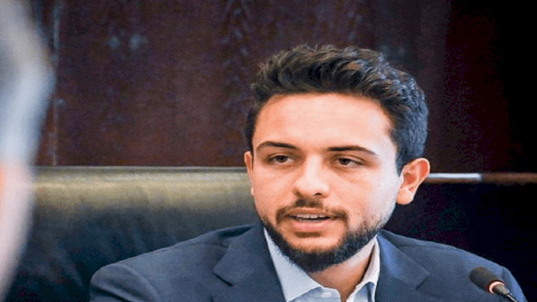 شاهد| ولي العهد الأردني ينشر صورة تاريخية للعائلة الملكية ويعلق عليها