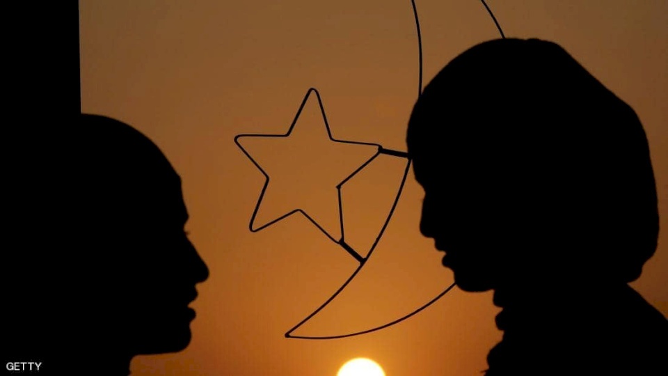 دول عربية تعلن أول أيام رمضان.. وأخرى تتحرى الليلة