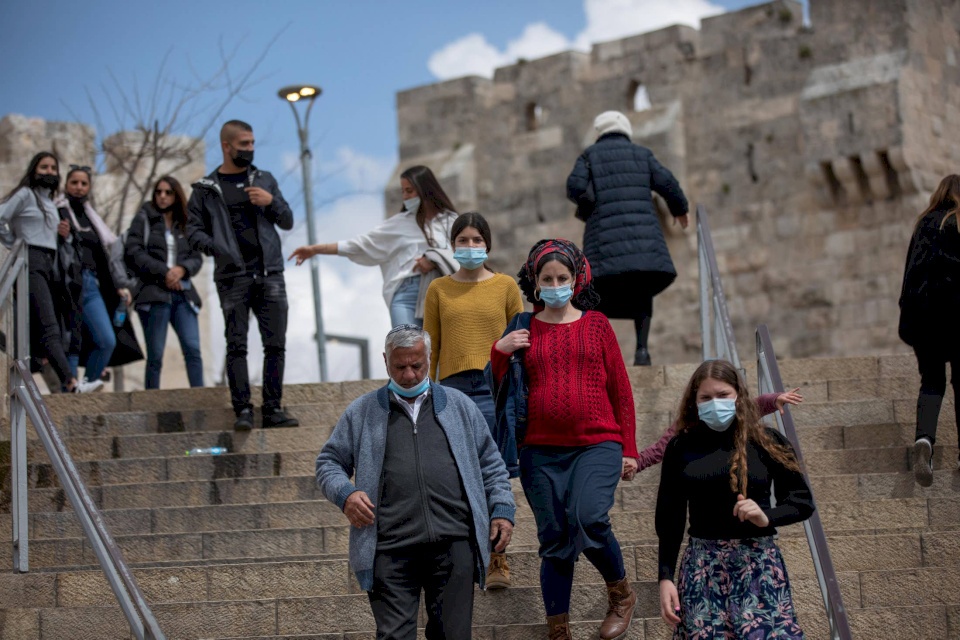 إسرائيل تقرر إلغاء ارتداء الكمامات في الأماكن المفتوحة