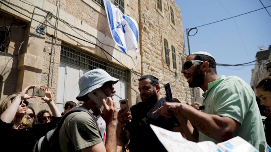 مستوطنون يقتحمون متاجر فلسطينية وينهبونها في الخليل