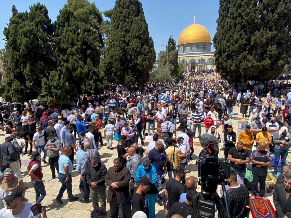 70  ألف مصل في جمعة رمضان الأولى بالأقصى